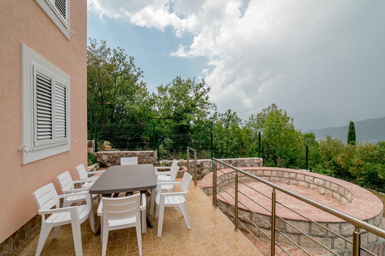 Apartments Mitrovic Lustica Bagian luar foto