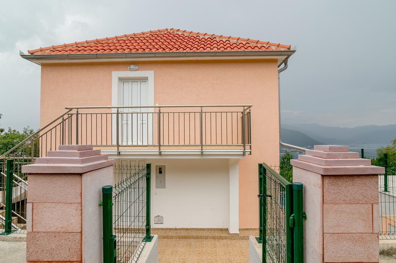 Apartments Mitrovic Lustica Bagian luar foto