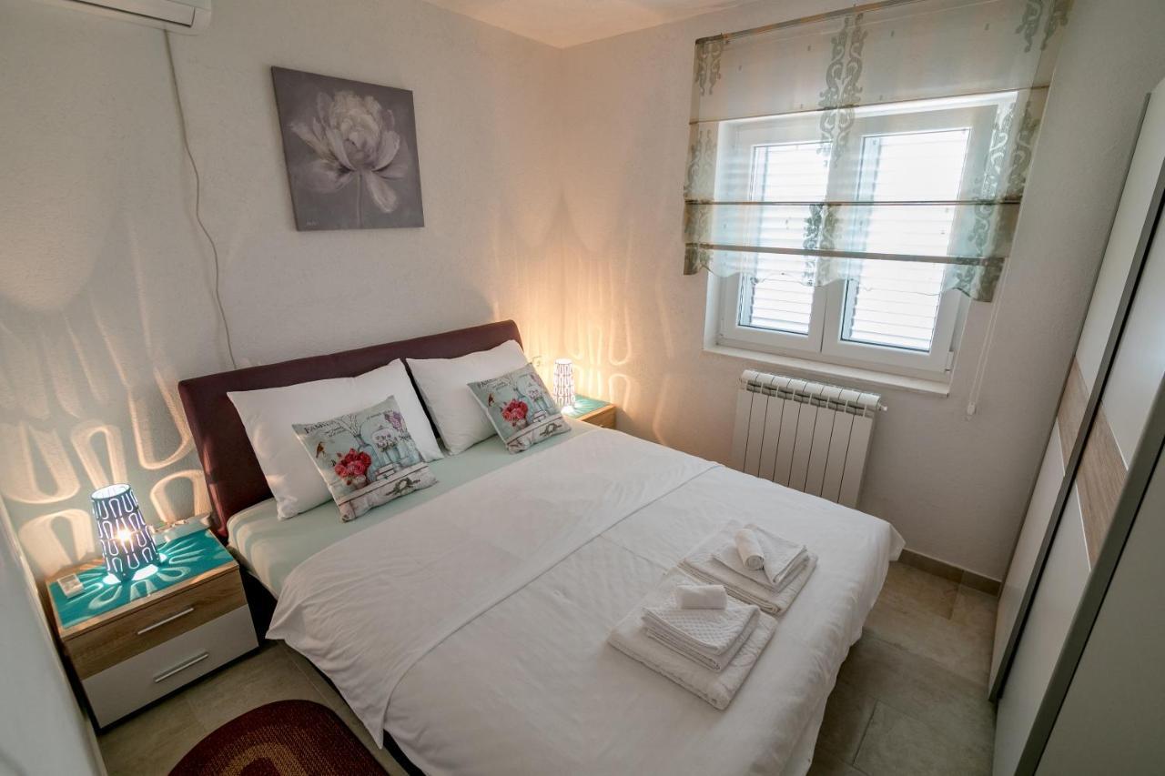 Apartments Mitrovic Lustica Bagian luar foto